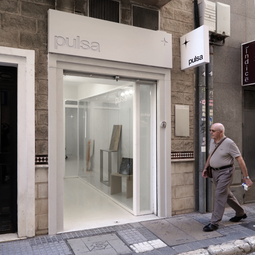 Fachada de local comercial con puertas de cristal y vitrina